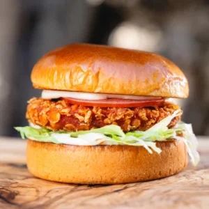 Chicken burger rántott csirkemellel és fokhagymás majonézzel