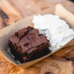 Házi készítésű brownie tejszínhabbal